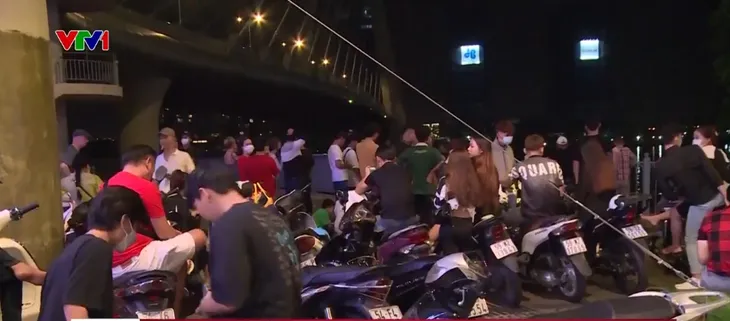 Người dân TP Hồ Chí Minh rộn ràng xem pháo hoa đón Giao thừa - Ảnh 1. Người dân TP Hồ Chí Minh rộn ràng xem pháo hoa đón Giao thừa - Ảnh 1.