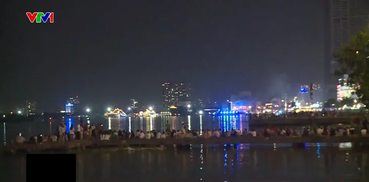 Người dân TP Hồ Chí Minh rộn ràng xem pháo hoa đón Giao thừa - Ảnh 2. Người dân TP Hồ Chí Minh rộn ràng xem pháo hoa đón Giao thừa - Ảnh 2.