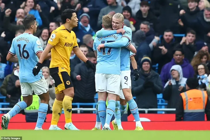 Haaland lập hat-trick, Man City áp sát Arsenal - Ảnh 1. Haaland lập hat-trick, Man City áp sát Arsenal - Ảnh 1.