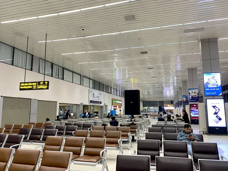 Sân bay Nội Bài thưa thớt trong sáng ngày đầu năm mới - Ảnh 7. Sân bay Nội Bài thưa thớt trong sáng ngày đầu năm mới - Ảnh 7.