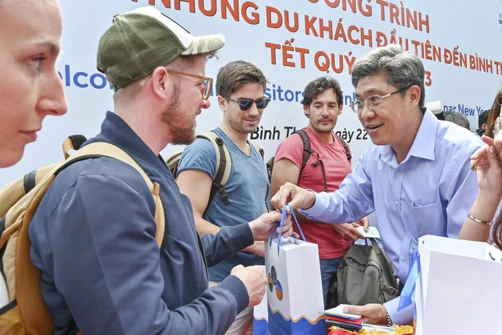 Nhiều hoạt động kinh tế, du lịch diễn ra sôi động ngày đầu năm mới - Ảnh 2. Nhiều hoạt động kinh tế, du lịch diễn ra sôi động ngày đầu năm mới - Ảnh 2.
