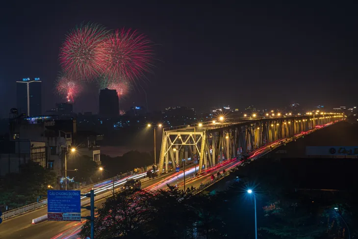 Giao thừa Hà Nội rực sáng pháo hoa, hân hoan mừng năm mới Quý Mão - Ảnh 1. Giao thừa Hà Nội rực sáng pháo hoa, hân hoan mừng năm mới Quý Mão - Ảnh 1.