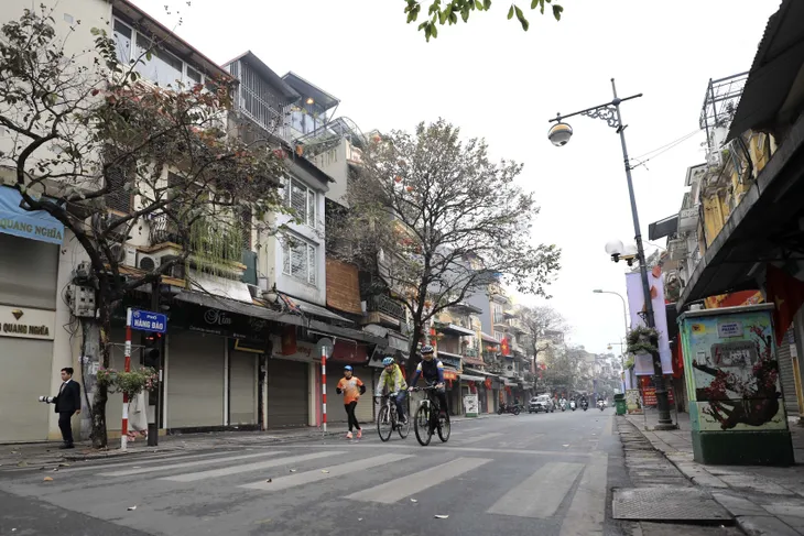 Hà Nội yên ắng, bình dị sáng mùng 1 Tết - Ảnh 4. Hà Nội yên ắng, bình dị sáng mùng 1 Tết - Ảnh 4.