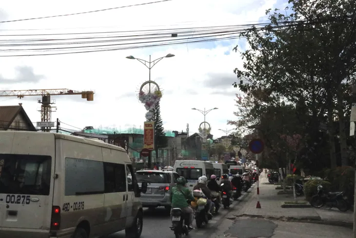Du khách đổ về Đà Lạt, nhiều tuyến đường ùn ứ - Ảnh 6. Du khách đổ về Đà Lạt, nhiều tuyến đường ùn ứ - Ảnh 6.