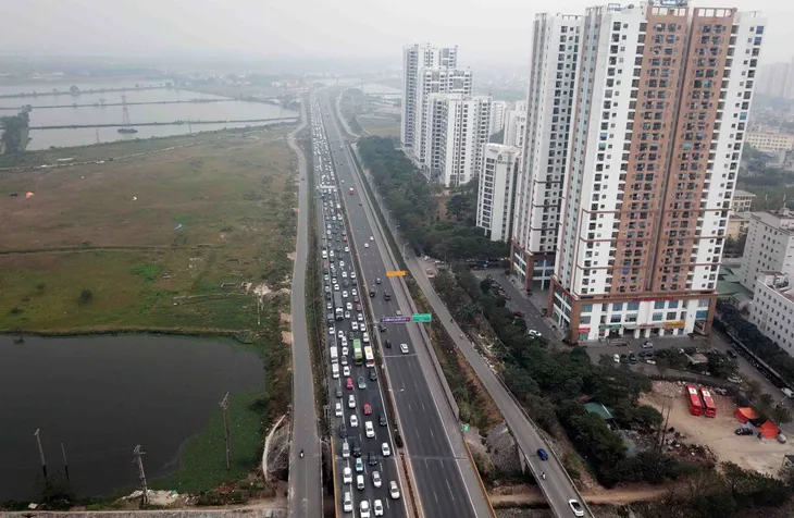 Hà Nội: Giao thông ùn ứ kéo dài trong ngày nghỉ cuối cùng Tết Nguyên đán 2023 - Ảnh 10. Hà Nội: Giao thông ùn ứ kéo dài trong ngày nghỉ cuối cùng Tết Nguyên đán 2023 - Ảnh 10.