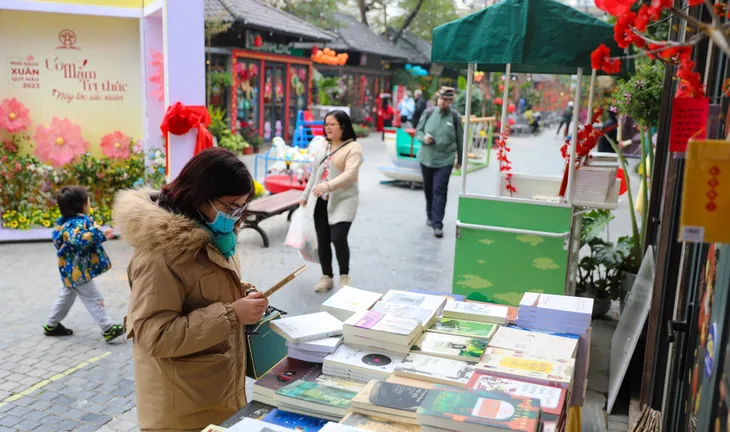 Nhộn nhịp phố sách xuân Hà Nội - Ảnh 1. Nhộn nhịp phố sách xuân Hà Nội - Ảnh 1.