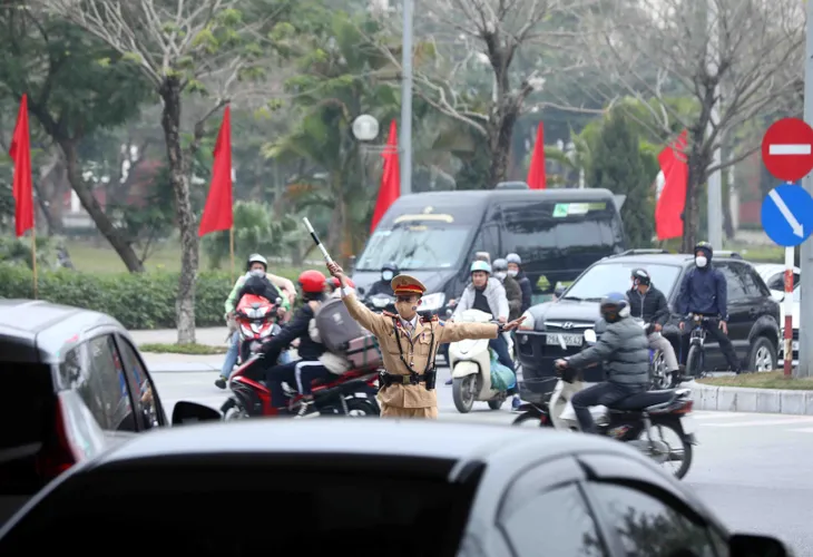 Hà Nội: Giao thông ùn ứ kéo dài trong ngày nghỉ cuối cùng Tết Nguyên đán 2023 - Ảnh 1. Hà Nội: Giao thông ùn ứ kéo dài trong ngày nghỉ cuối cùng Tết Nguyên đán 2023 - Ảnh 1.