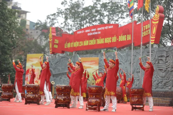 Không khí nô nức tại lễ kỷ niệm 234 năm Chiến thắng Ngọc Hồi - Đống Đa - Ảnh 2.