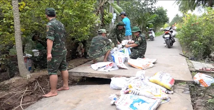 Hơn 300 hộ dân ở Trà Vinh bị ảnh hưởng do sạt lở đê bao - Ảnh 1. Hơn 300 hộ dân ở Trà Vinh bị ảnh hưởng do sạt lở đê bao - Ảnh 1.