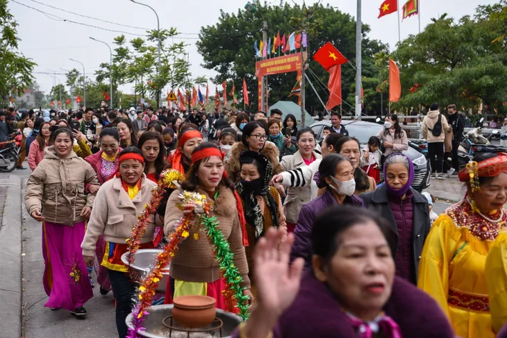 Đông đảo người dân tham gia Lễ hội chém lợn làng Ném Thượng - Ảnh 3. Đông đảo người dân tham gia Lễ hội chém lợn làng Ném Thượng - Ảnh 3.
