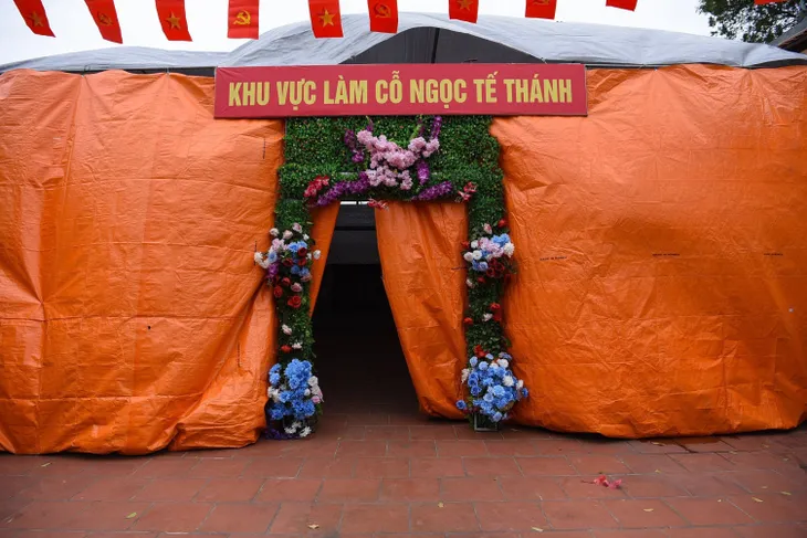 Đông đảo người dân tham gia Lễ hội chém lợn làng Ném Thượng - Ảnh 2. Đông đảo người dân tham gia Lễ hội chém lợn làng Ném Thượng - Ảnh 2.