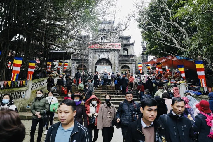 Hàng vạn du khách đến khai hội chùa Hương 2023 - Ảnh 5. Hàng vạn du khách đến khai hội chùa Hương 2023 - Ảnh 5.