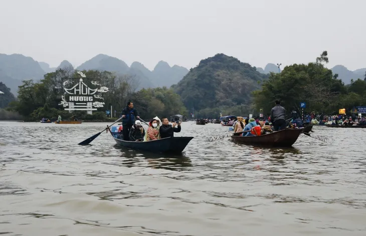 Hàng vạn du khách đến khai hội chùa Hương 2023 - Ảnh 2. Hàng vạn du khách đến khai hội chùa Hương 2023 - Ảnh 2.
