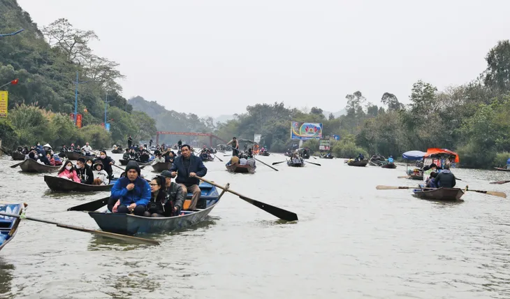 Hàng vạn du khách đến khai hội chùa Hương 2023 - Ảnh 3. Hàng vạn du khách đến khai hội chùa Hương 2023 - Ảnh 3.