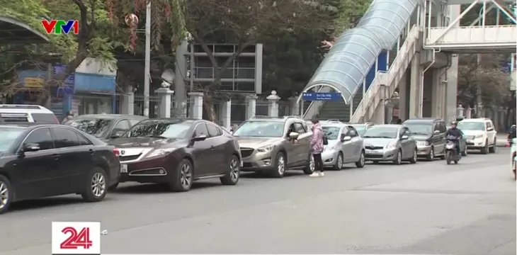 Hà Nội: Xe xếp hàng chờ làm thủ tục đăng kiểm sau Tết - Ảnh 1. Hà Nội: Xe xếp hàng chờ làm thủ tục đăng kiểm sau Tết - Ảnh 1.
