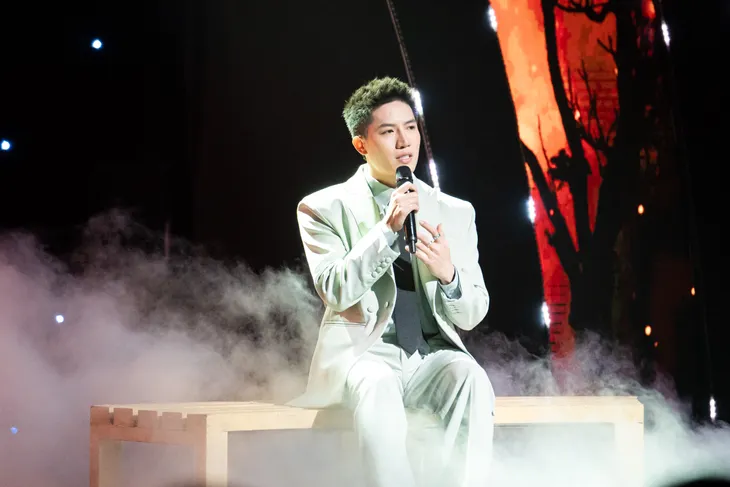 Anh Tú hát Năm qua đã làm gì khuấy động Gala Việc tử tế 2023 - Ảnh 5. Anh Tú hát Năm qua đã làm gì khuấy động Gala Việc tử tế 2023 - Ảnh 5.
