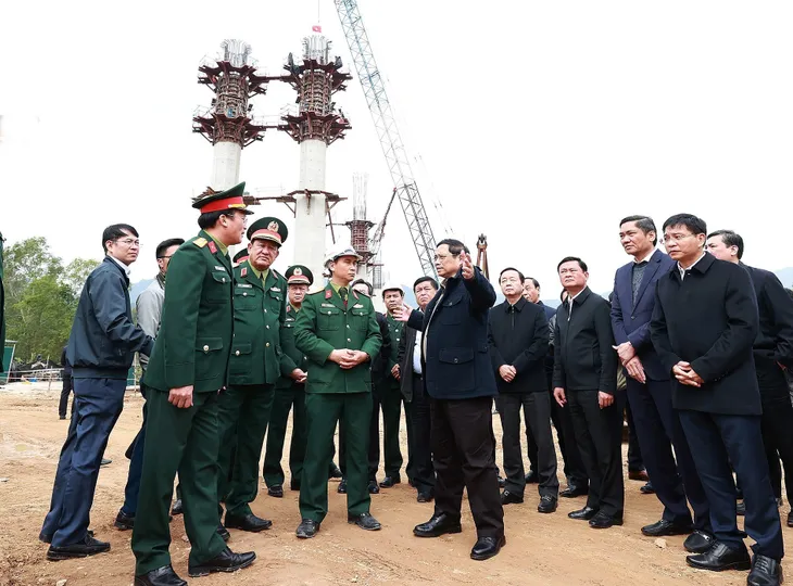Thủ tướng Phạm Minh Chính: Xây dựng điểm dừng, khai thác du lịch tại những nơi cao tốc đi qua có cảnh quan đẹp - Ảnh 2. Thủ tướng Phạm Minh Chính: Xây dựng điểm dừng, khai thác du lịch tại những nơi cao tốc đi qua có cảnh quan đẹp - Ảnh 2.