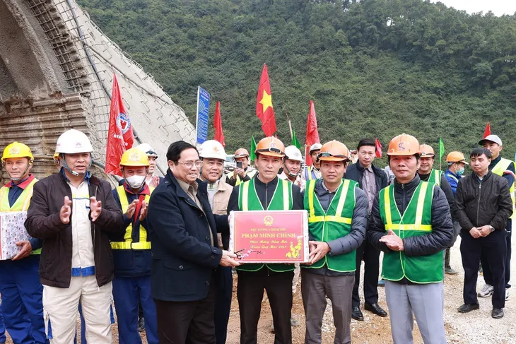 Thủ tướng Phạm Minh Chính: Xây dựng điểm dừng, khai thác du lịch tại những nơi cao tốc đi qua có cảnh quan đẹp - Ảnh 3. Thủ tướng Phạm Minh Chính: Xây dựng điểm dừng, khai thác du lịch tại những nơi cao tốc đi qua có cảnh quan đẹp - Ảnh 3.