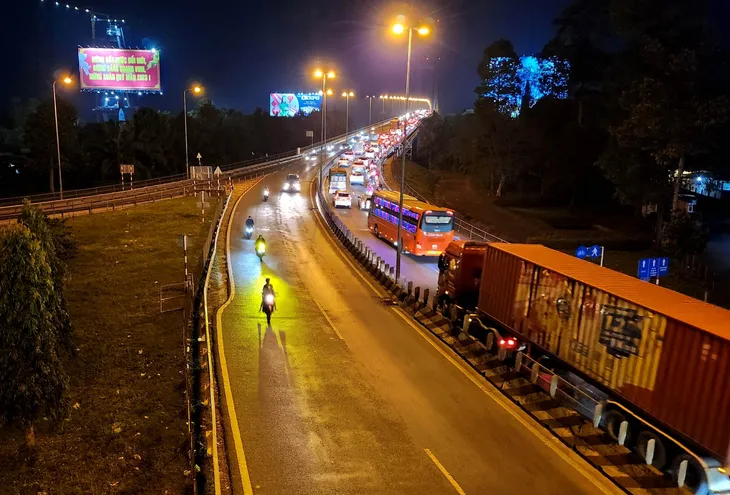 Đường từ miền Tây về TP Hồ Chí Minh ùn tắc - Ảnh 1.