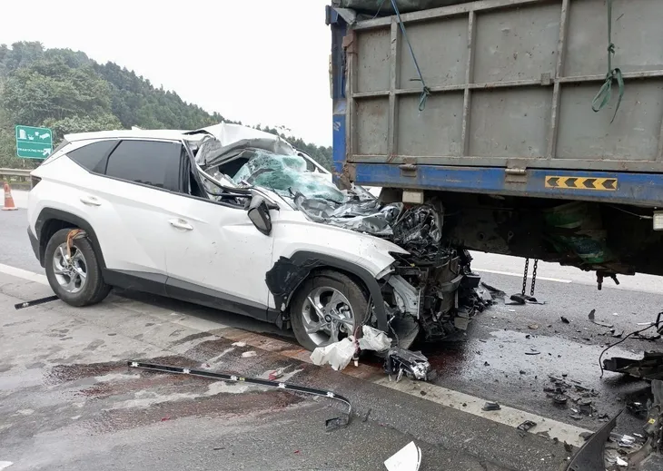 Tai nạn trên cao tốc Nội Bài - Lào Cai, 2 người bị thương nặng - Ảnh 1. Tai nạn trên cao tốc Nội Bài - Lào Cai, 2 người bị thương nặng - Ảnh 1.
