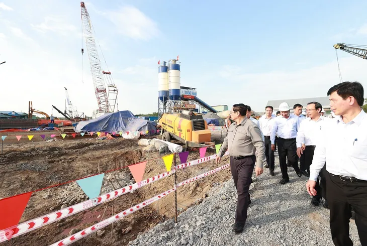 Thủ tướng Phạm Minh Chính khảo sát dự án đường Vành đai 3 TP Hồ Chí Minh - Ảnh 1. Thủ tướng Phạm Minh Chính khảo sát dự án đường Vành đai 3 TP Hồ Chí Minh - Ảnh 1.