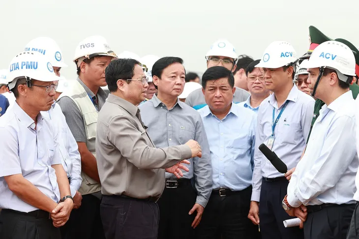 Thủ tướng Phạm Minh Chính kiểm tra tiến độ Dự án Cảng hàng không quốc tế Long Thành - Ảnh 1. Thủ tướng Phạm Minh Chính kiểm tra tiến độ Dự án Cảng hàng không quốc tế Long Thành - Ảnh 1.