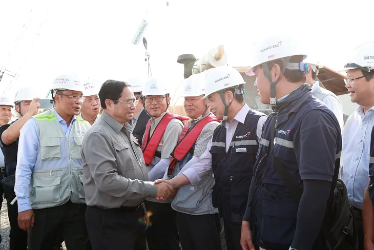 Thủ tướng Phạm Minh Chính khảo sát dự án đường Vành đai 3 TP Hồ Chí Minh - Ảnh 2. Thủ tướng Phạm Minh Chính khảo sát dự án đường Vành đai 3 TP Hồ Chí Minh - Ảnh 2.
