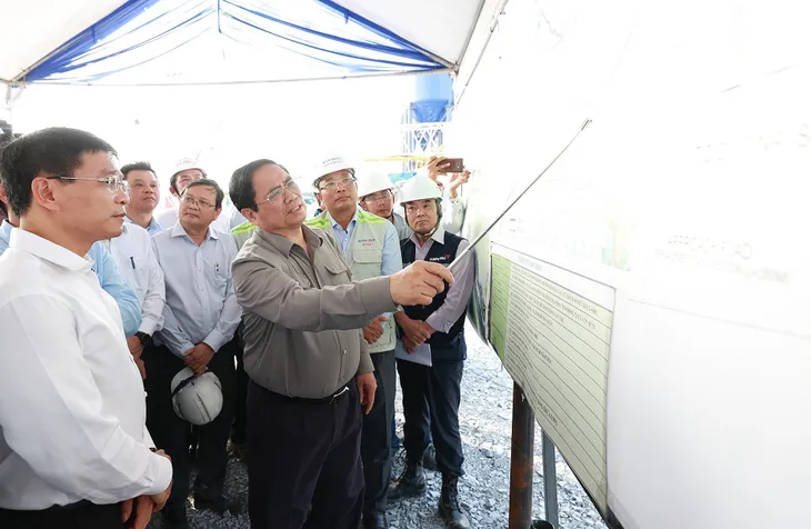 Thủ tướng Phạm Minh Chính khảo sát dự án đường Vành đai 3 TP Hồ Chí Minh - Ảnh 3. Thủ tướng Phạm Minh Chính khảo sát dự án đường Vành đai 3 TP Hồ Chí Minh - Ảnh 3.