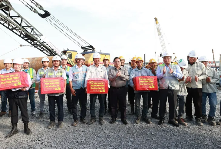 Thủ tướng Phạm Minh Chính khảo sát dự án đường Vành đai 3 TP Hồ Chí Minh - Ảnh 6. Thủ tướng Phạm Minh Chính khảo sát dự án đường Vành đai 3 TP Hồ Chí Minh - Ảnh 6.