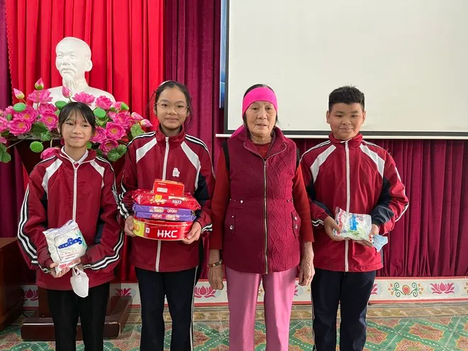 3 học sinh cứu bà cụ rơi dưới mương - Ảnh 1. 3 học sinh cứu bà cụ rơi dưới mương - Ảnh 1.