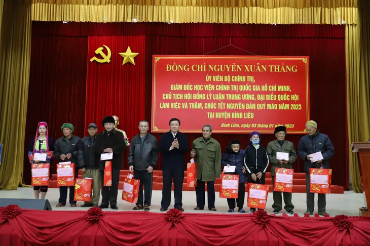 Ủy viên Bộ Chính trị Nguyễn Xuân Thắng chúc Tết nhân dân huyện Bình Liêu (Quảng Ninh) - Ảnh 1. Ủy viên Bộ Chính trị Nguyễn Xuân Thắng chúc Tết nhân dân huyện Bình Liêu (Quảng Ninh) - Ảnh 1.