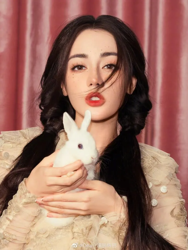 Địch Lệ Nhiệt Ba sau 7 năm gia nhập làng giải trí: nhạy cảm, hay lo lắng và quá hiểu chuyện - Ảnh 1. Địch Lệ Nhiệt Ba sau 7 năm gia nhập làng giải trí: nhạy cảm, hay lo lắng và quá hiểu chuyện - Ảnh 1.