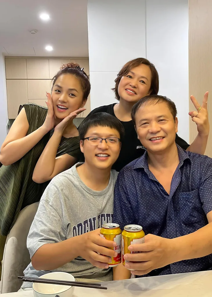Diễn viên Việt tuần qua: Sum vầy bên gia đình ngày Tết - Ảnh 6. Diễn viên Việt tuần qua: Sum vầy bên gia đình ngày Tết - Ảnh 6.