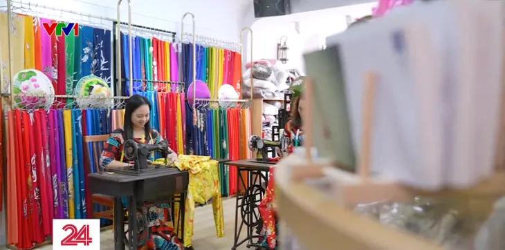 Cửa hàng áo dài 0 đồng làm đẹp cho phụ nữ - Ảnh 1. Cửa hàng áo dài 0 đồng làm đẹp cho phụ nữ - Ảnh 1.