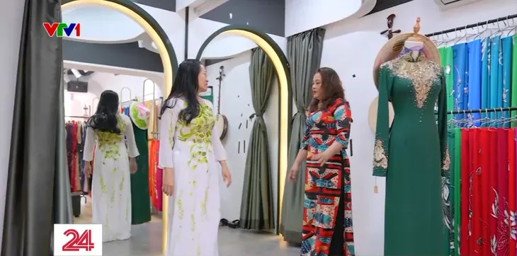 Cửa hàng áo dài 0 đồng làm đẹp cho phụ nữ - Ảnh 4. Cửa hàng áo dài 0 đồng làm đẹp cho phụ nữ - Ảnh 4.