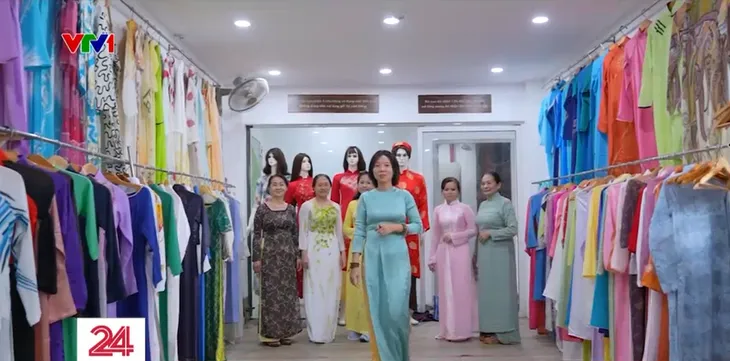 Cửa hàng áo dài 0 đồng làm đẹp cho phụ nữ - Ảnh 6. Cửa hàng áo dài 0 đồng làm đẹp cho phụ nữ - Ảnh 6.