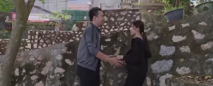 Dưới bóng cây hạnh phúc - Tập 6: Đạt thăng chức, Tố đánh nhau quên thân vì Tơ - Ảnh 9. Dưới bóng cây hạnh phúc - Tập 6: Đạt thăng chức, Tố đánh nhau quên thân vì Tơ - Ảnh 9.
