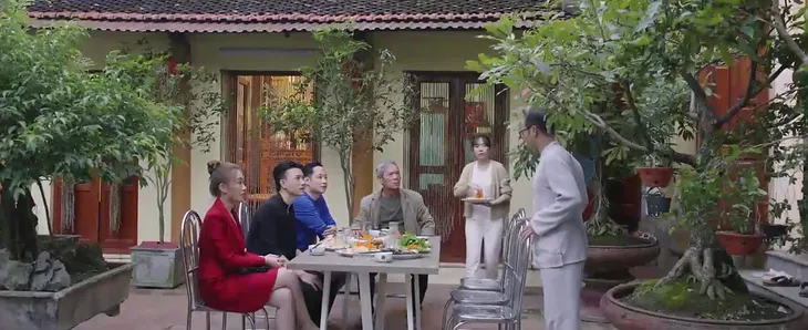 Dưới bóng cây hạnh phúc - Tập 6: Đạt thăng chức, Tố đánh nhau quên thân vì Tơ - Ảnh 11. Dưới bóng cây hạnh phúc - Tập 6: Đạt thăng chức, Tố đánh nhau quên thân vì Tơ - Ảnh 11.