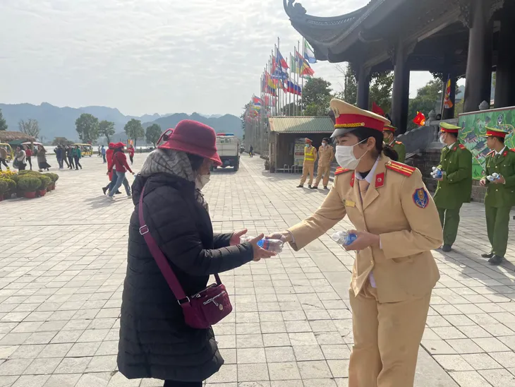 Phát nước uống miễn phí phục vụ nhân dân và du khách du xuân - Ảnh 1. Phát nước uống miễn phí phục vụ nhân dân và du khách du xuân - Ảnh 1.