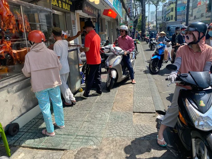 Khách nườm nượp mua heo sữa quay cúng Thần Tài, giá cả tăng vọt - Ảnh 1. Khách nườm nượp mua heo sữa quay cúng Thần Tài, giá cả tăng vọt - Ảnh 1.
