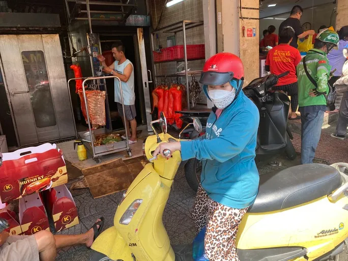 Khách nườm nượp mua heo sữa quay cúng Thần Tài, giá cả tăng vọt - Ảnh 3. Khách nườm nượp mua heo sữa quay cúng Thần Tài, giá cả tăng vọt - Ảnh 3.