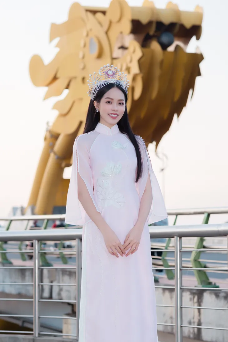 Hoa hậu Thanh Thủy rạng rỡ về trường nhận bằng khen và học bổng - Ảnh 7. Hoa hậu Thanh Thủy rạng rỡ về trường nhận bằng khen và học bổng - Ảnh 7.