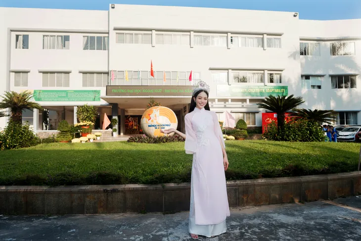 Hoa hậu Thanh Thủy rạng rỡ về trường nhận bằng khen và học bổng - Ảnh 4. Hoa hậu Thanh Thủy rạng rỡ về trường nhận bằng khen và học bổng - Ảnh 4.