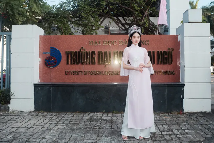 Hoa hậu Thanh Thủy rạng rỡ về trường nhận bằng khen và học bổng - Ảnh 5. Hoa hậu Thanh Thủy rạng rỡ về trường nhận bằng khen và học bổng - Ảnh 5.