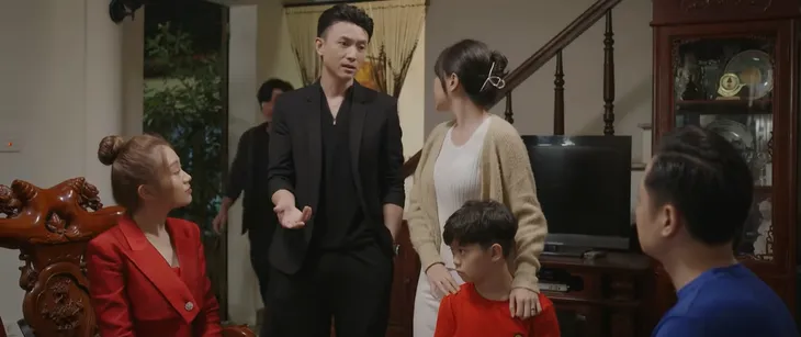 Dưới bóng cây hạnh phúc - Tập 7: Tố cục súc cả với em trai mình - Ảnh 1. Dưới bóng cây hạnh phúc - Tập 7: Tố cục súc cả với em trai mình - Ảnh 1.
