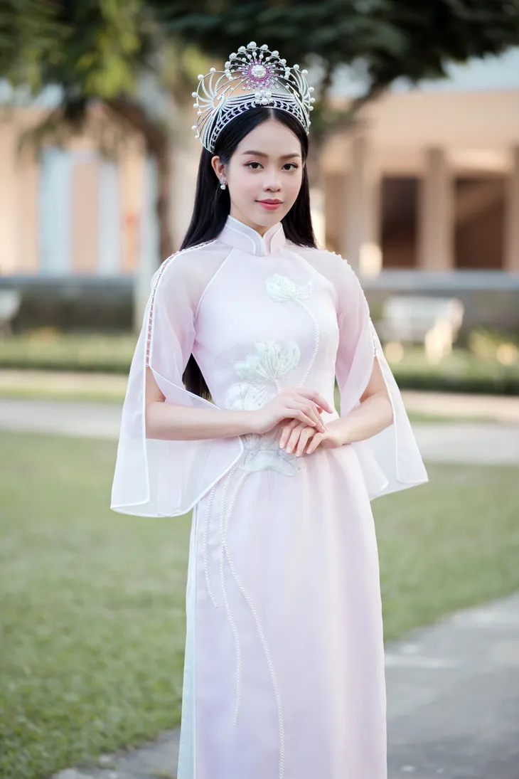 Hoa hậu Thanh Thủy rạng rỡ về trường nhận bằng khen và học bổng - Ảnh 2. Hoa hậu Thanh Thủy rạng rỡ về trường nhận bằng khen và học bổng - Ảnh 2.