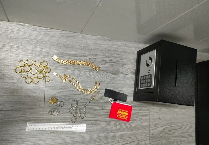 Tung tin bị mất trộm gần 4 tỷ đồng để tạo lòng tin - Ảnh 1. Tung tin bị mất trộm gần 4 tỷ đồng để tạo lòng tin - Ảnh 1.