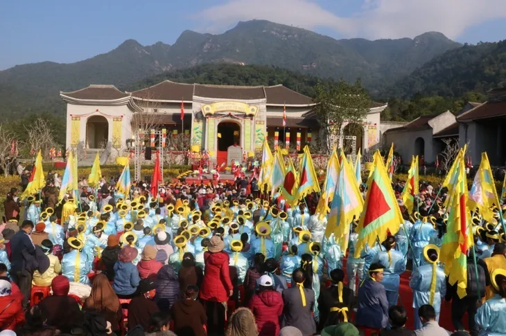 Hàng chục nghìn Phật tử và du khách nô nức tham gia khai Hội Xuân Yên Tử 2023 - Ảnh 1. Hàng chục nghìn Phật tử và du khách nô nức tham gia khai Hội Xuân Yên Tử 2023 - Ảnh 1.