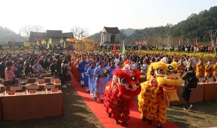 Hàng chục nghìn Phật tử và du khách nô nức tham gia khai Hội Xuân Yên Tử 2023 - Ảnh 3. Hàng chục nghìn Phật tử và du khách nô nức tham gia khai Hội Xuân Yên Tử 2023 - Ảnh 3.