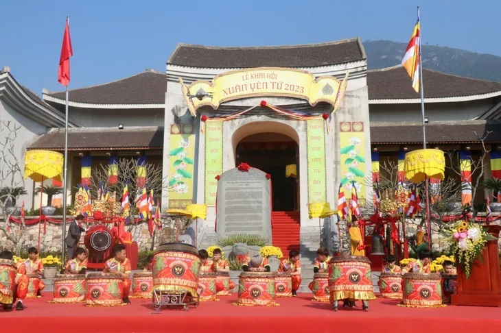 Hàng chục nghìn Phật tử và du khách nô nức tham gia khai Hội Xuân Yên Tử 2023 - Ảnh 2. Hàng chục nghìn Phật tử và du khách nô nức tham gia khai Hội Xuân Yên Tử 2023 - Ảnh 2.